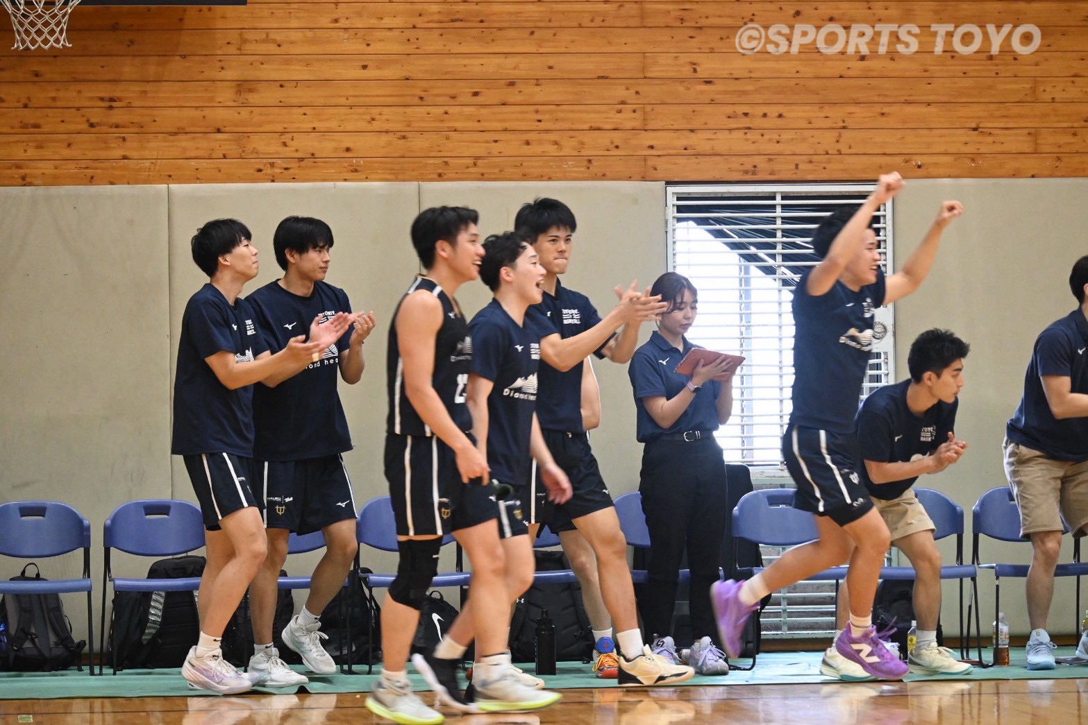 得点を決め盛り上がるベンチ